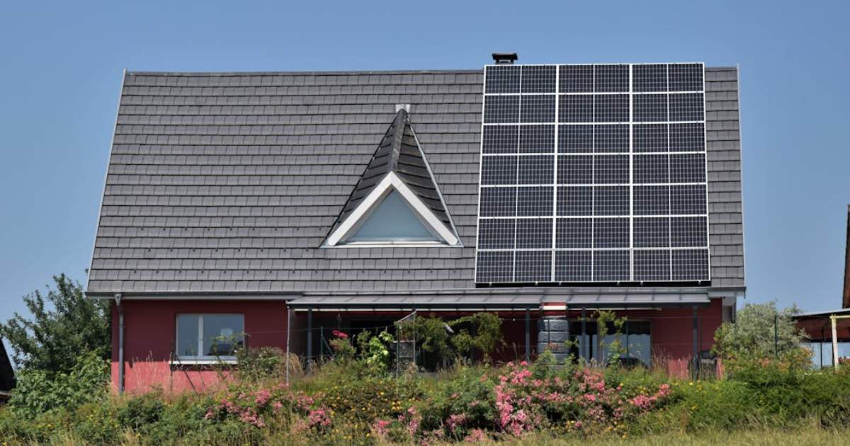 house with poly solar panels installed on the rooftop